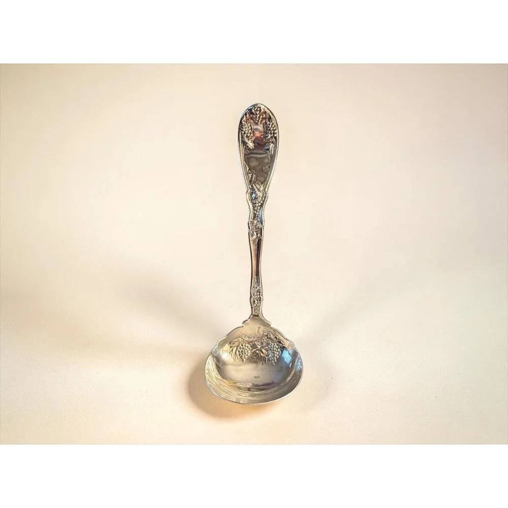 Wm A Rogers Vintage Grapes Silverplate Sugar Shell Spoon Ornate 1904 Pattern A1